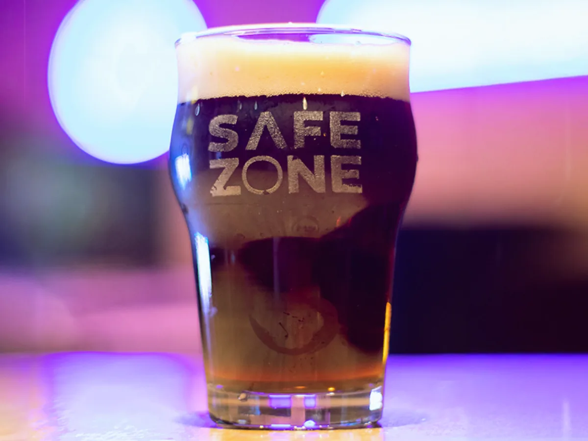 Pizza y pintas en SAFE ZONE